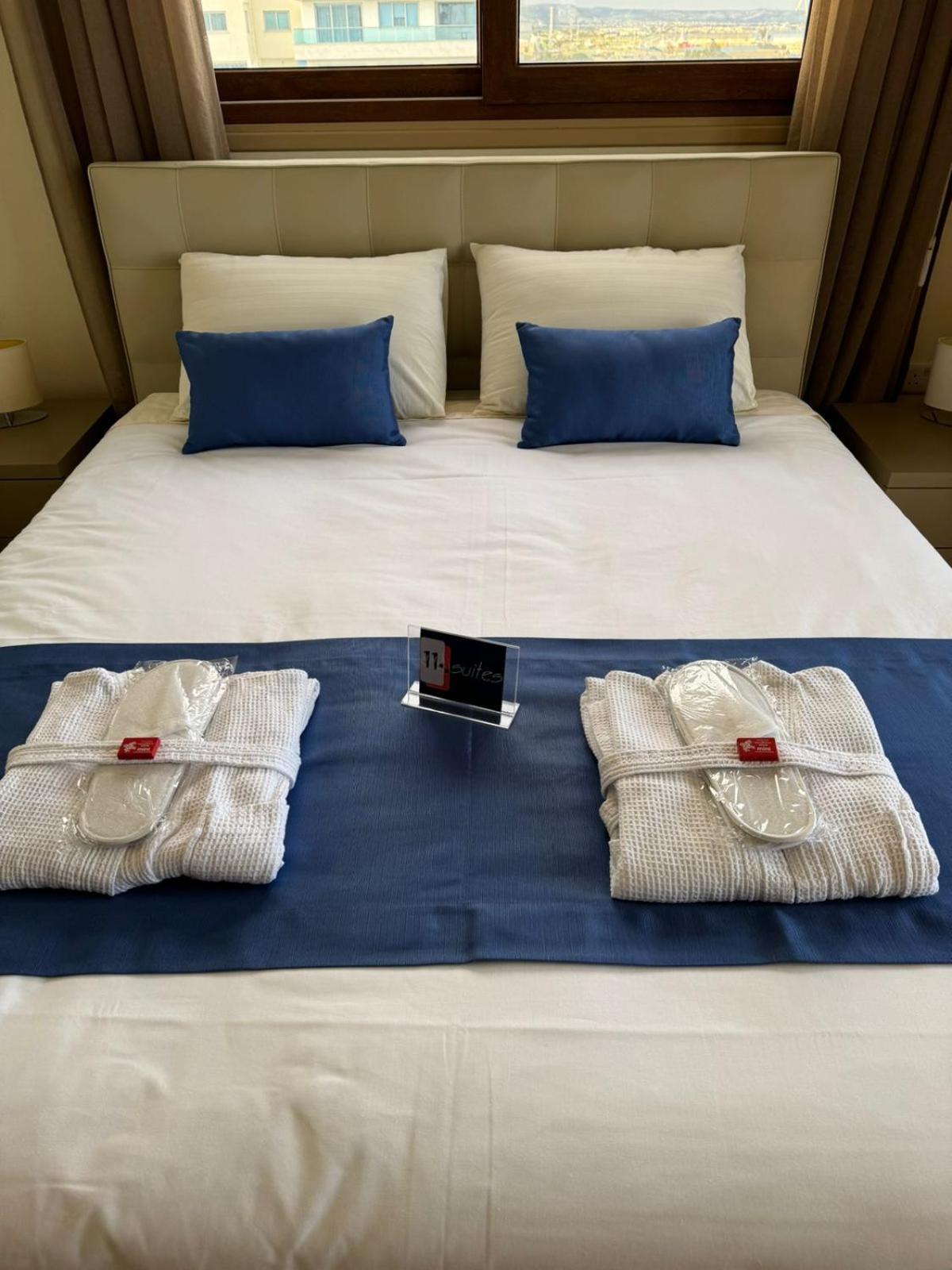 11 Suites - Golden Sunrise Suite Larnaca Bilik gambar