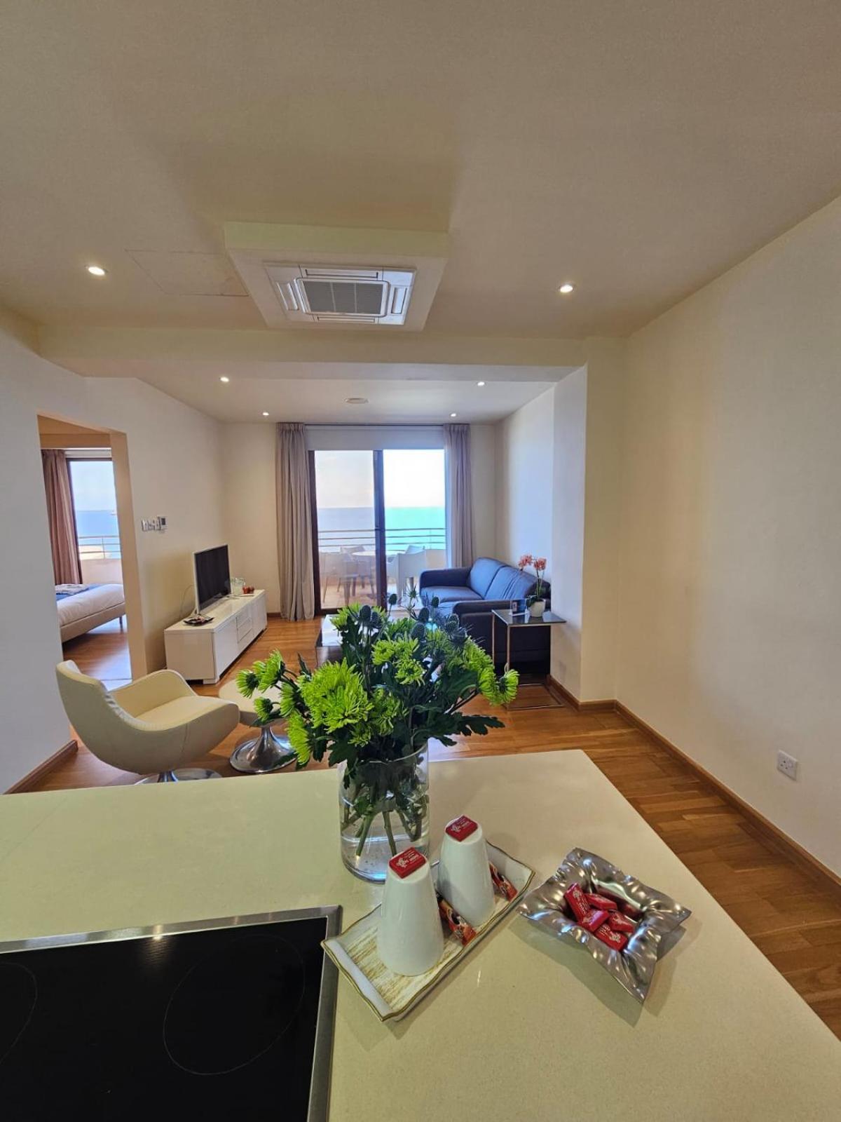 11 Suites - Golden Sunrise Suite Larnaca Bilik gambar